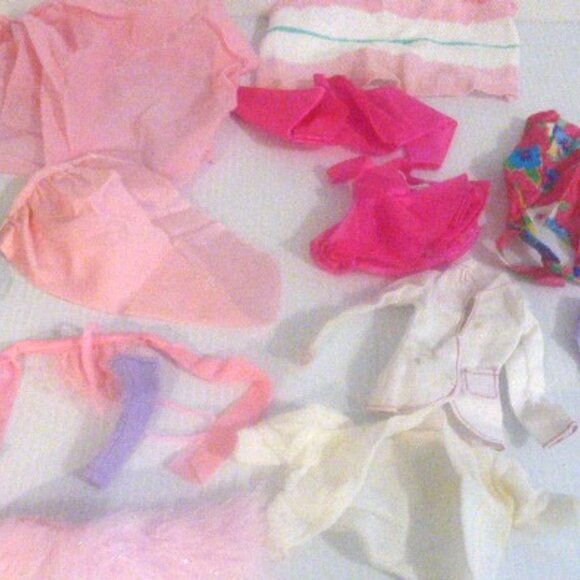 TYS1 - Lot of 6 BARBIES Barbie CLOTHS Barbie Collection Bratz Barbie Accessories - Picture 6 of 11